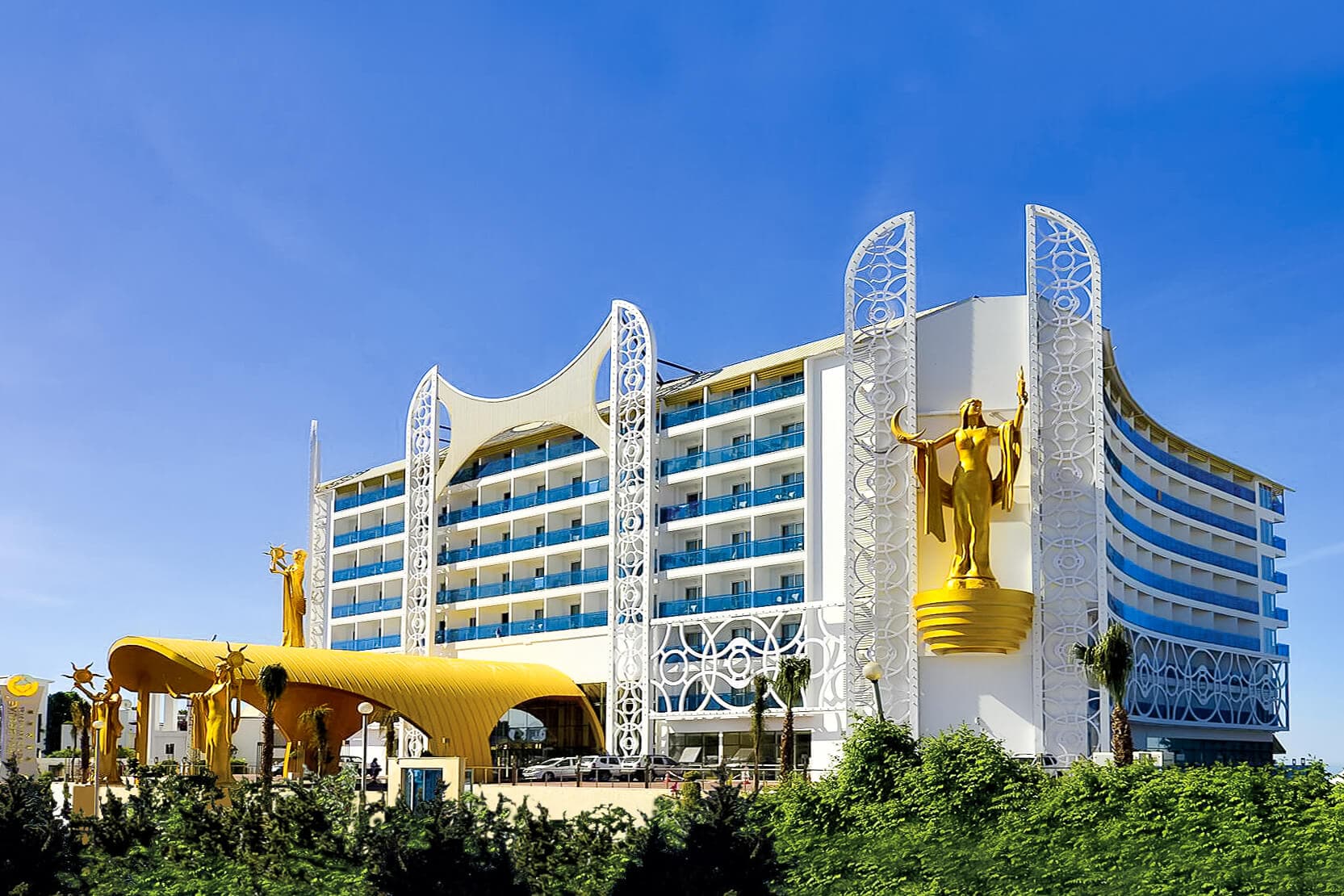 Azura Deluxe otel binası ve giriş alanı