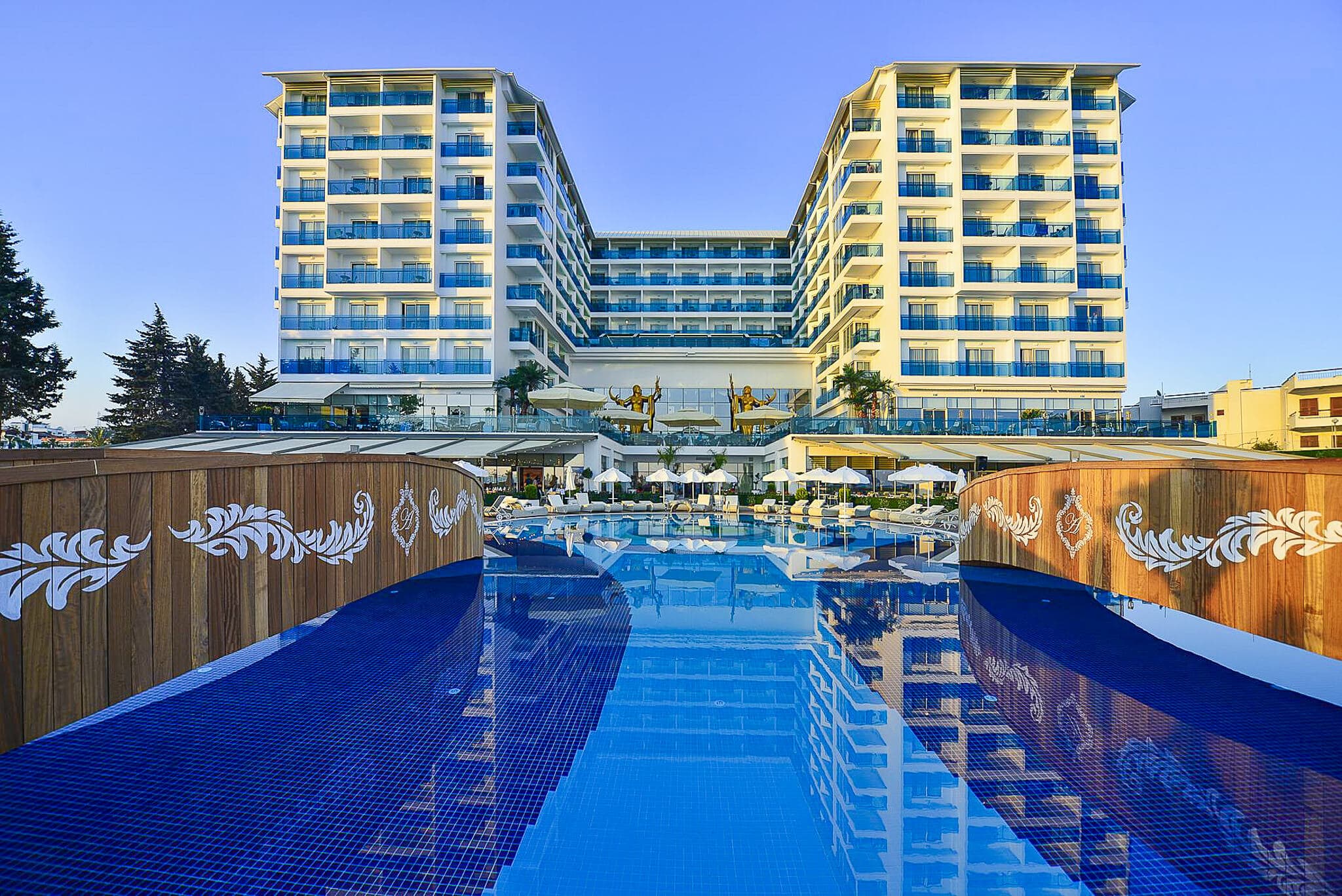 Azura Deluxe otel binası önündeki açık havuz