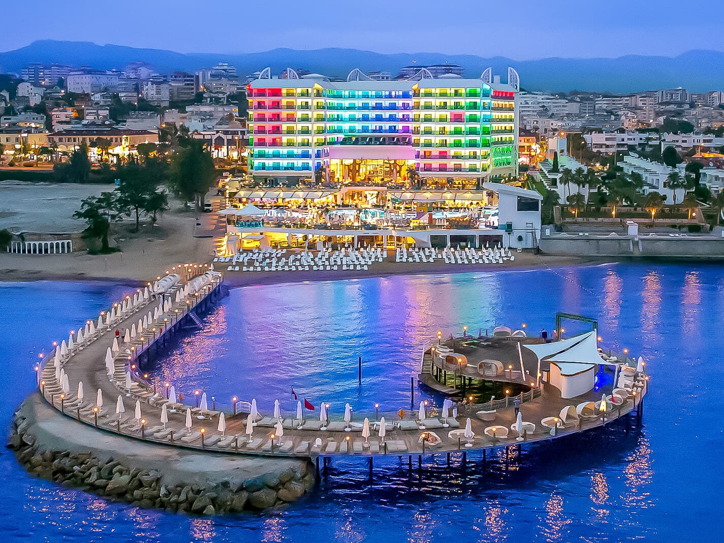 Azura Deluxe oteli ve deniz üzerindeki iskelesi