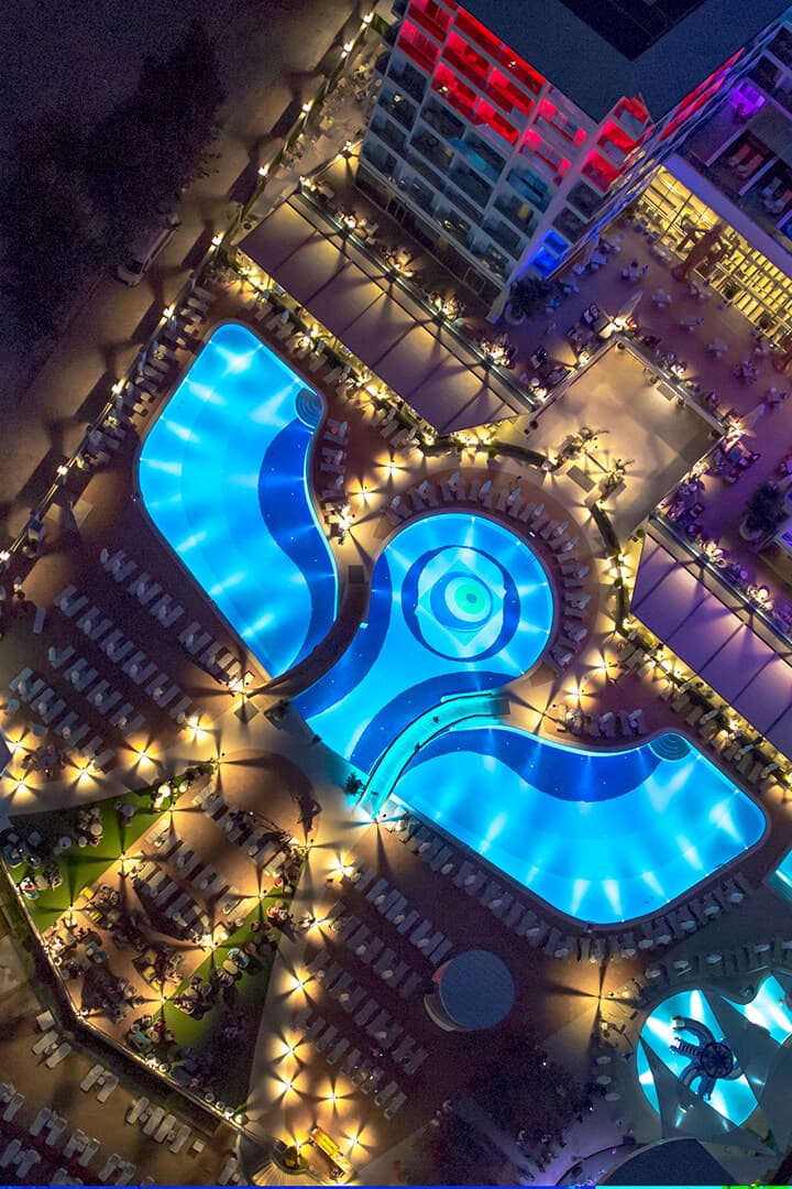 Gece ışıklandırılmış Azura havuzlarının kuşbakışı görünümü