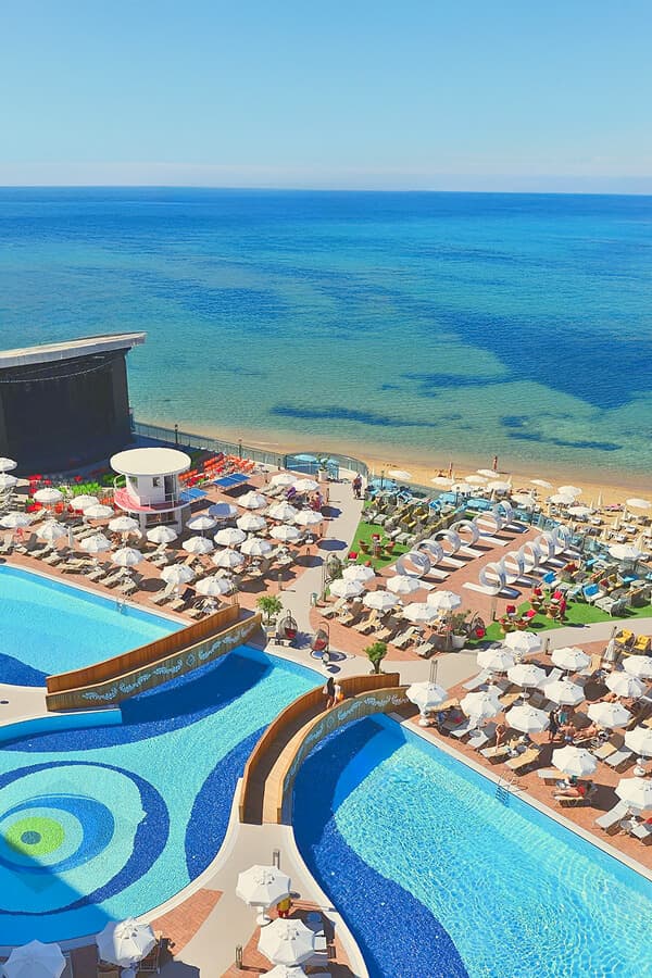 Azura Deluxe Hotel havuzları ve deniz manzarası brbhetbetr