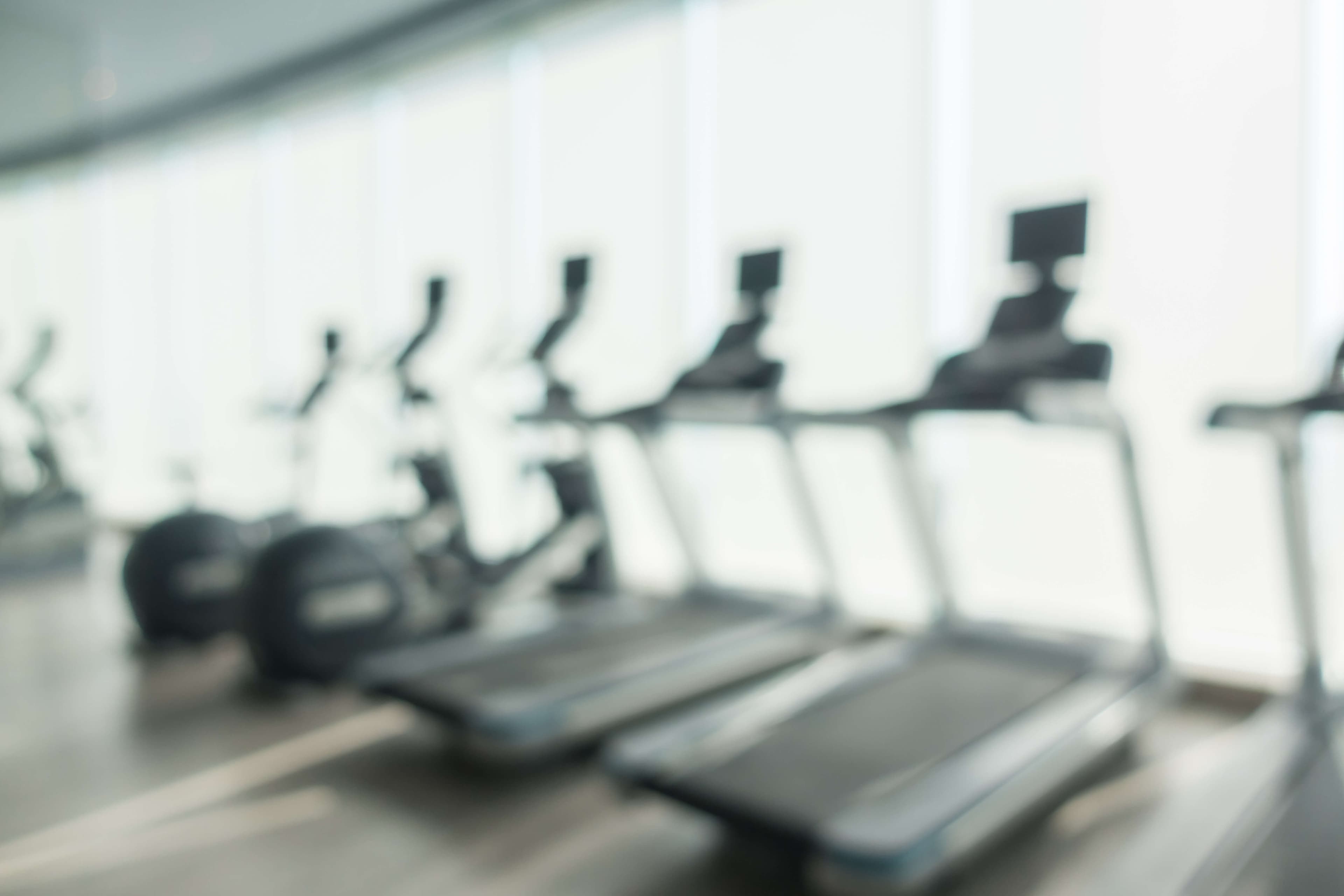 Fitness salonunda koşu bantları